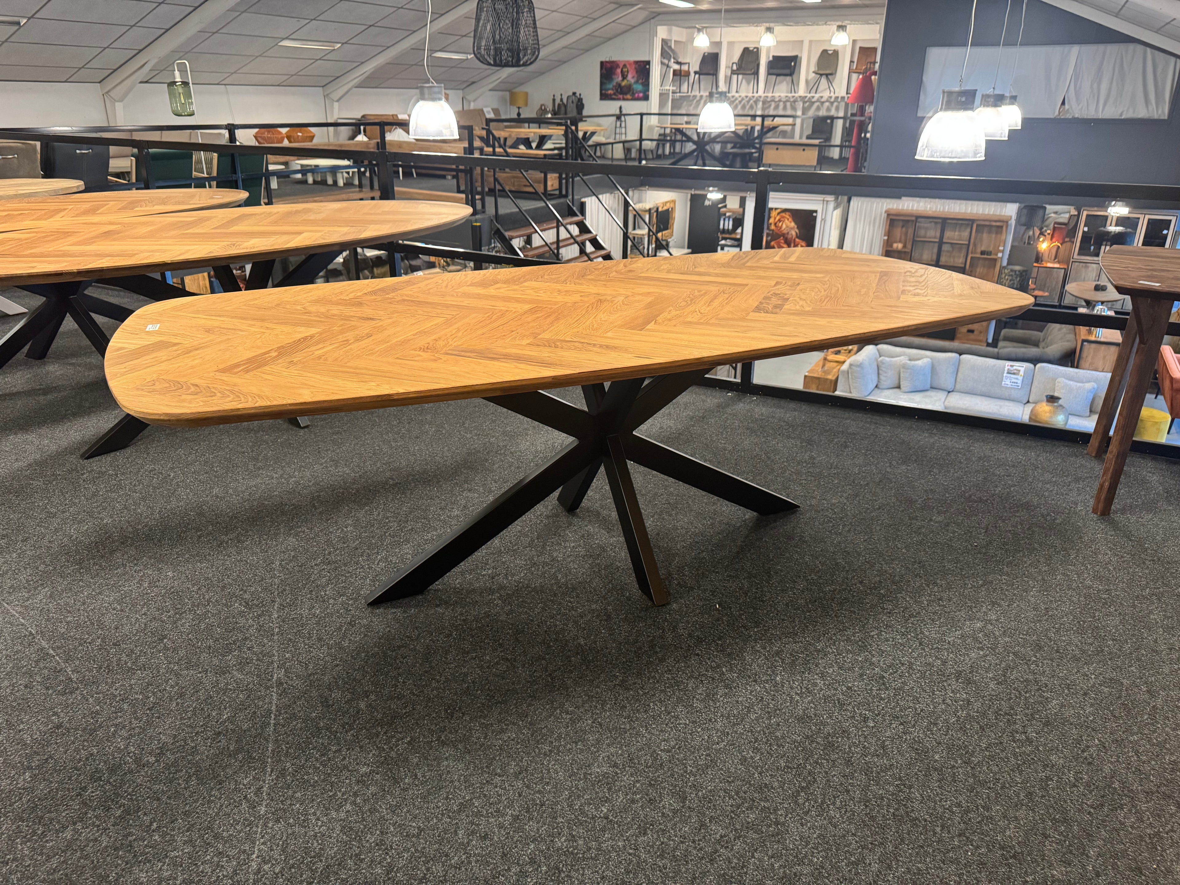 Deens ovale eiken visgraat tafel 240x110x77 5cm dik blad