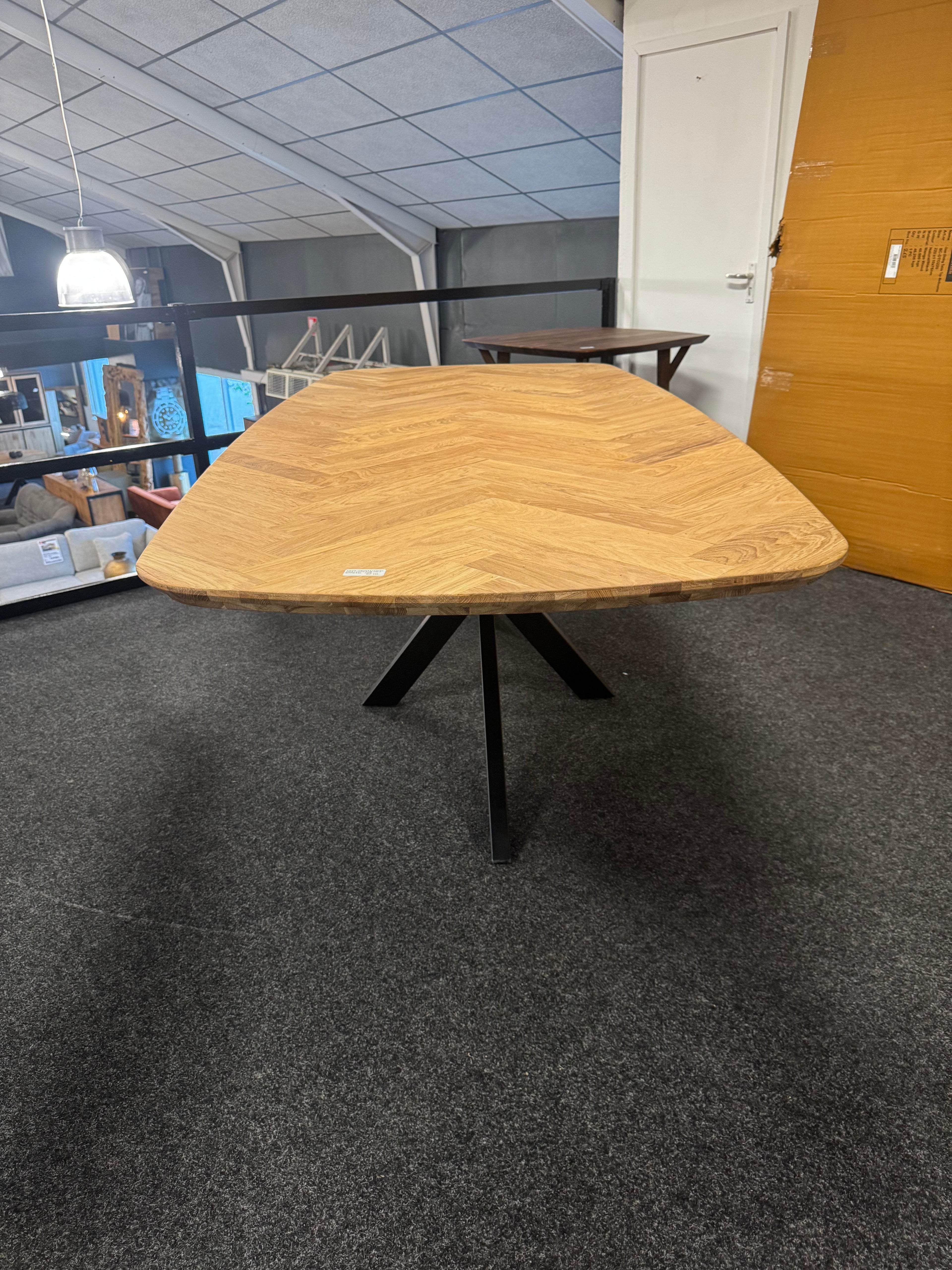 Deens ovale eiken visgraat tafel 240x110x77 5cm dik blad
