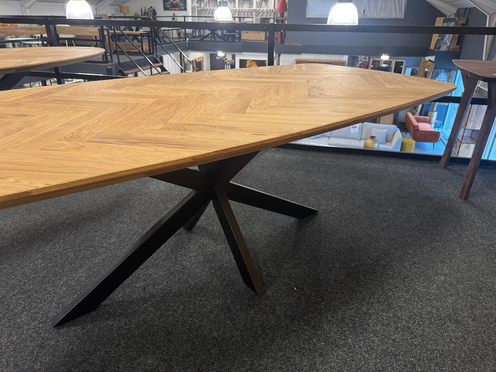 Deens ovale eiken visgraat tafel 240x110x77 5cm dik blad