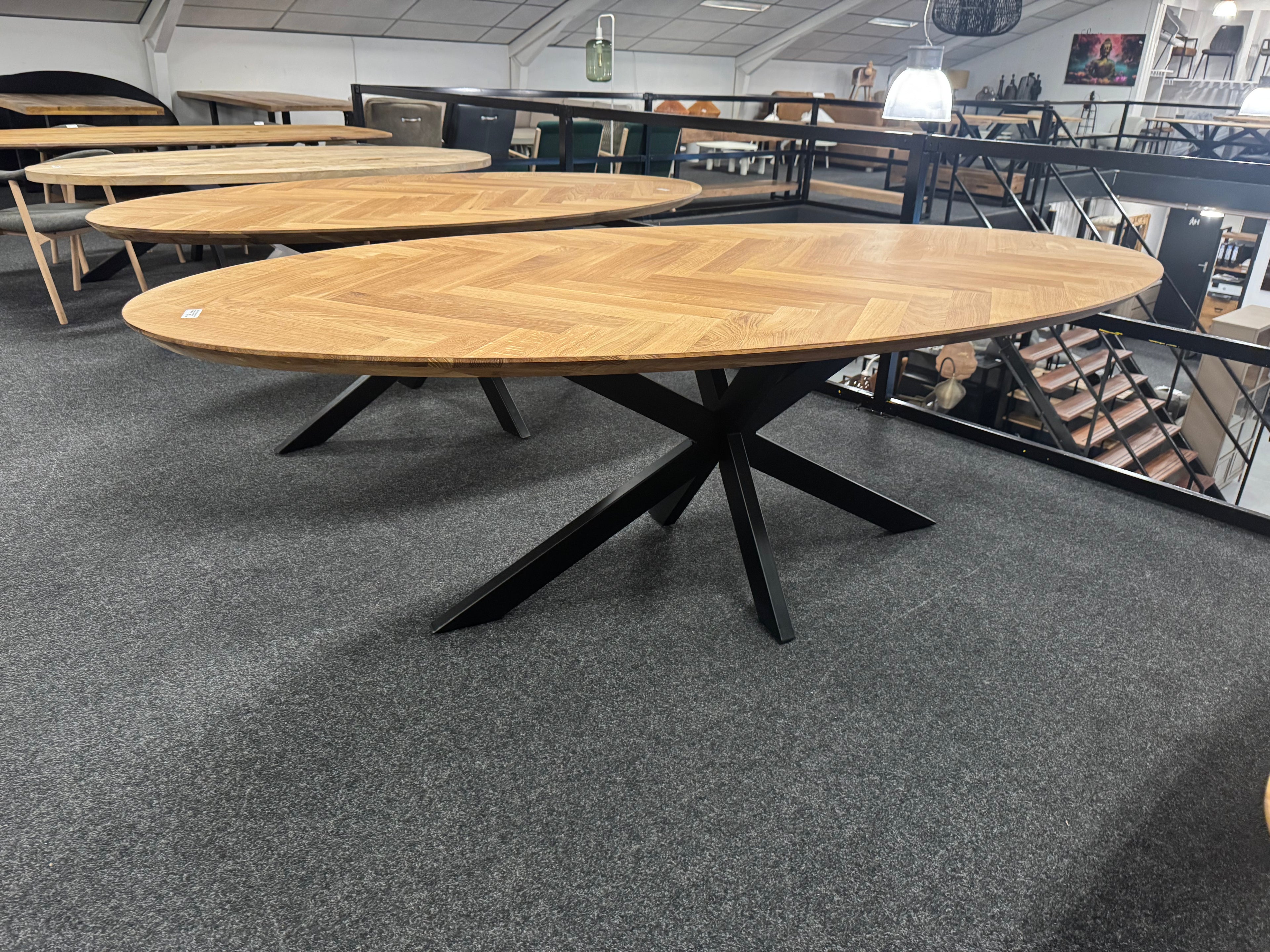 Ovale eiken visgraattafel 180x100x77 5cm dik blad