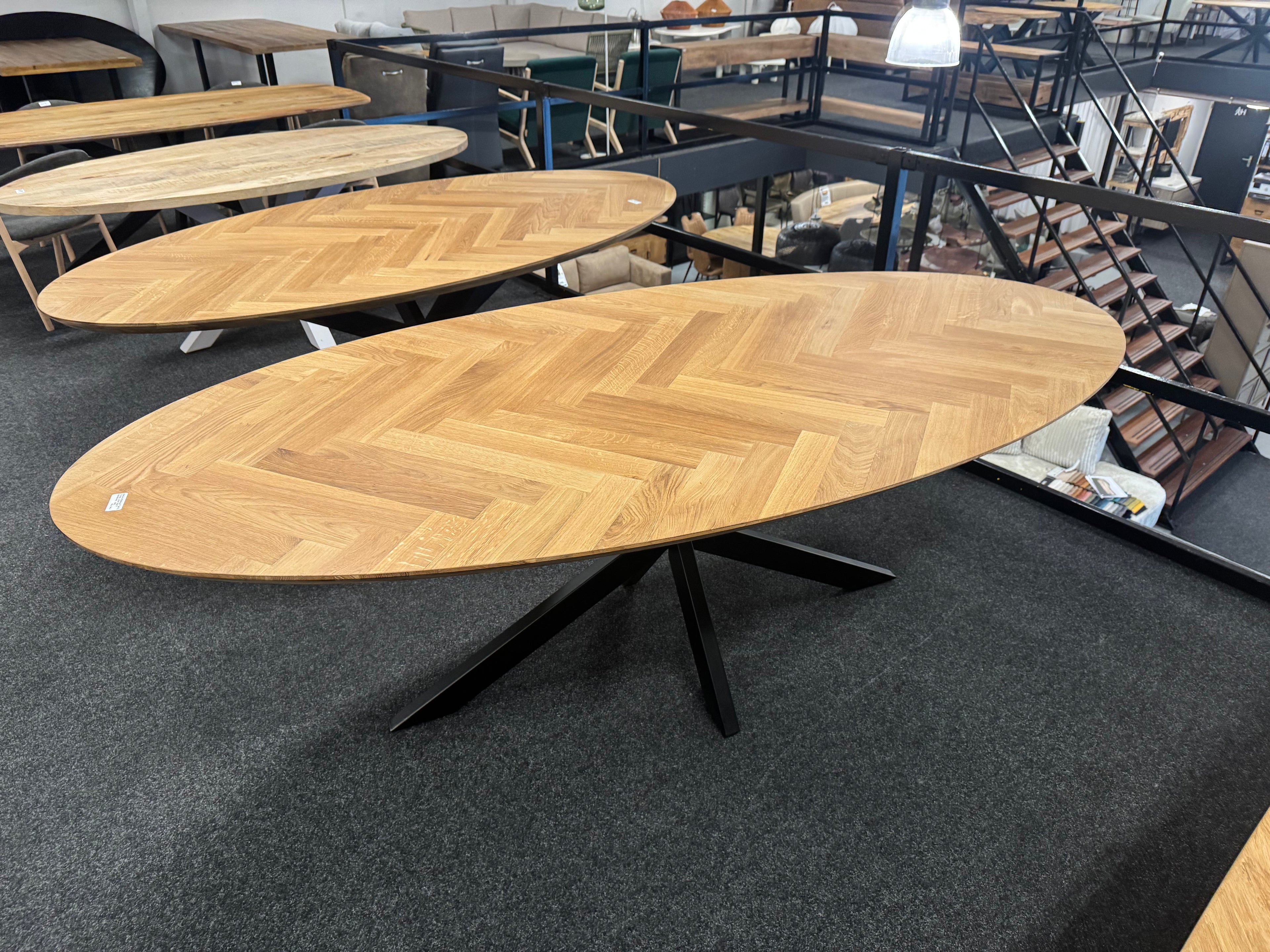 Ovale eiken visgraattafel 180x100x77 5cm dik blad