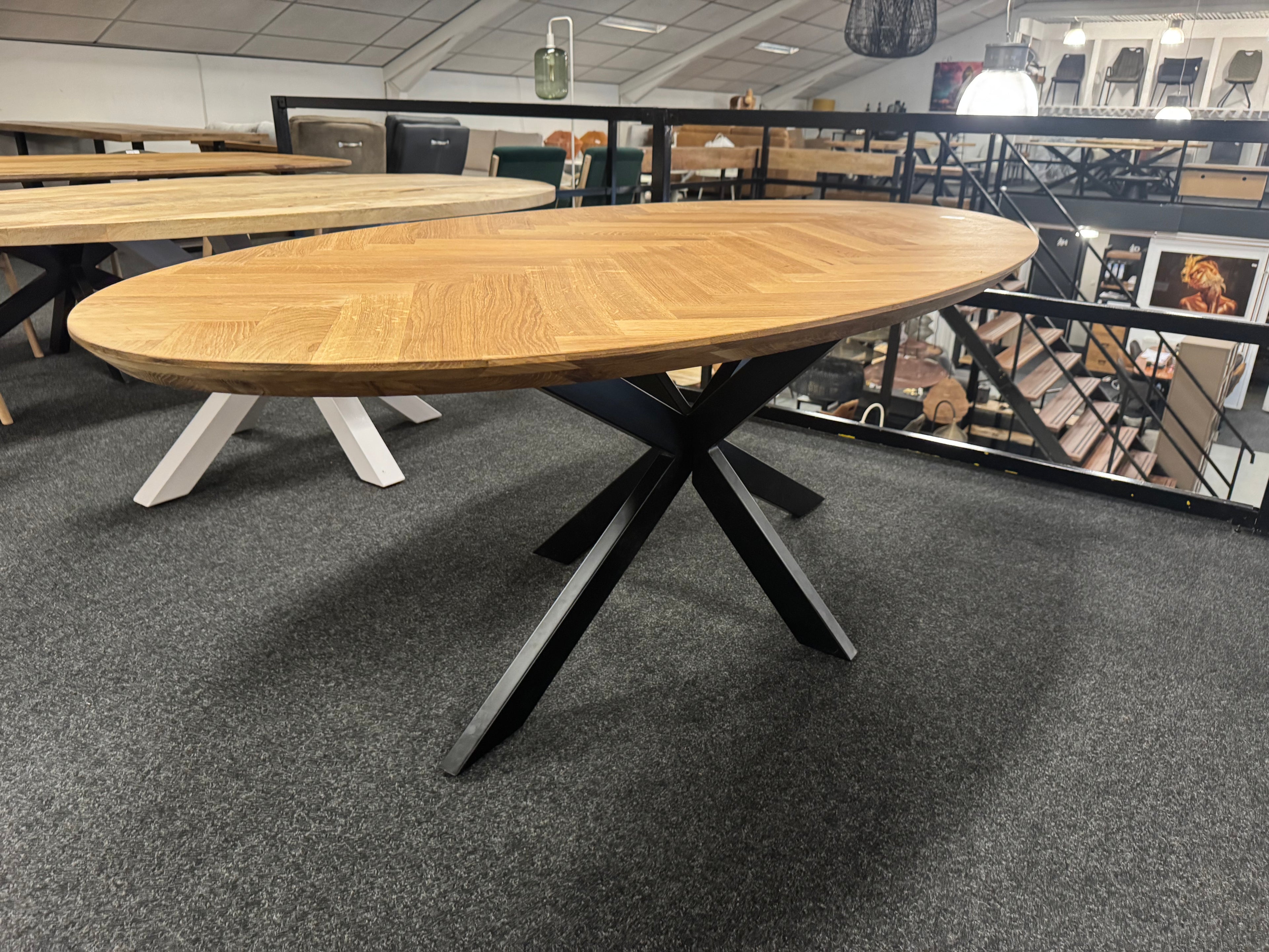 Ovale eiken visgraattafel 180x100x77 5cm dik blad