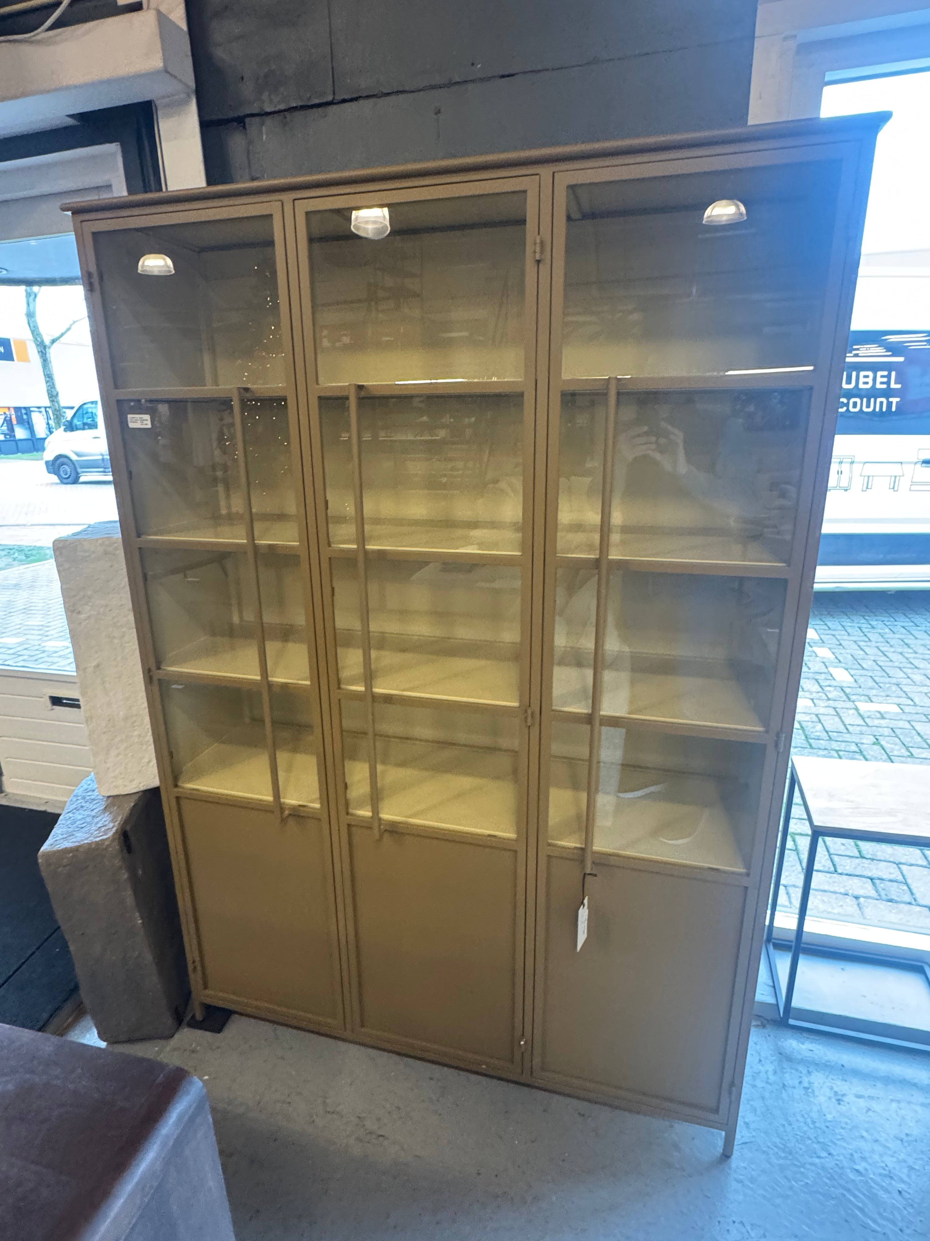 Exhibit xl 3-deurs vitrinekast metaal honinggeel