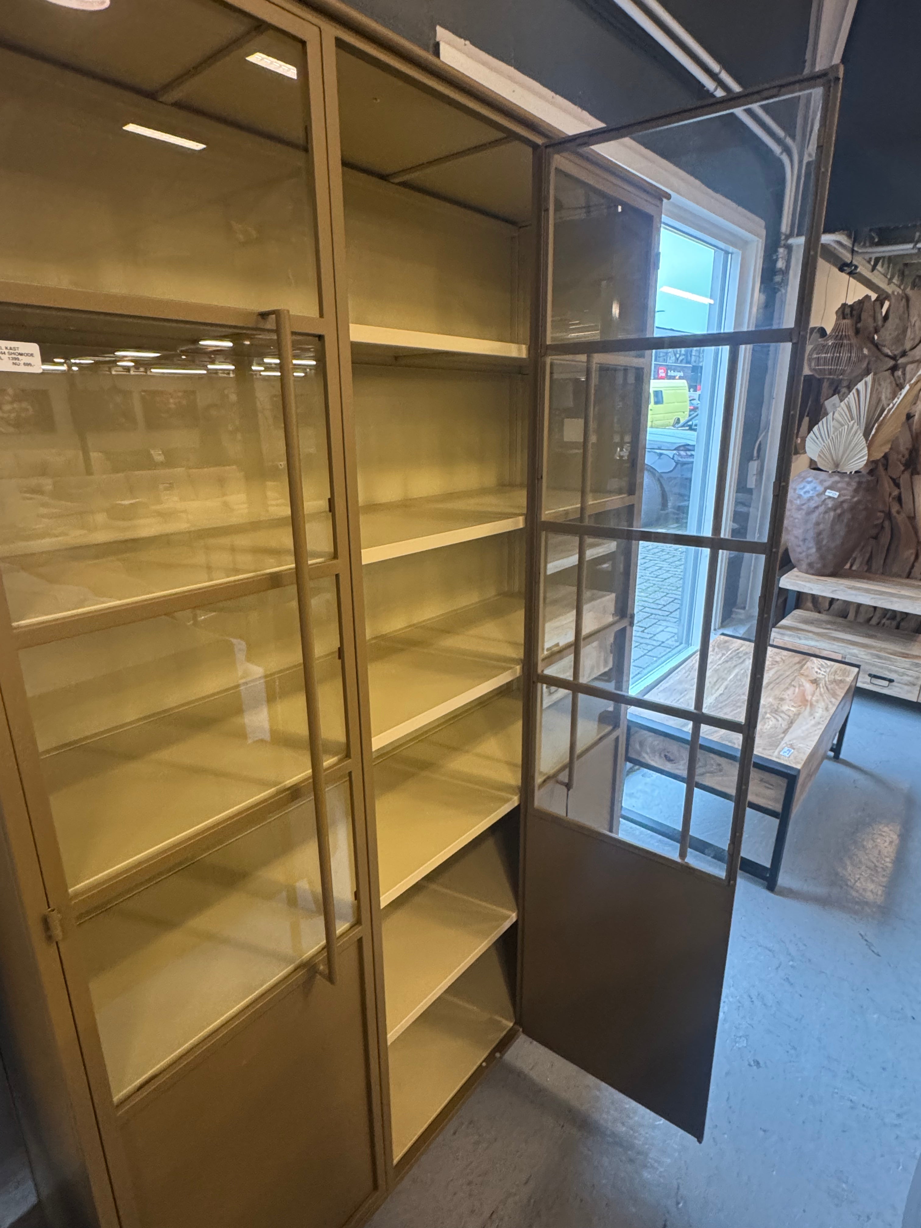 Exhibit xl 3-deurs vitrinekast metaal honinggeel